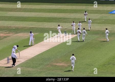 Leeds, Großbritannien. 24.. Juni 2022. Trent Boult aus Neuseeland feiert Zak Crawley aus England am 6/24/2022 in Leeds, Großbritannien. (Foto von Mark Cosgrove/News Images/Sipa USA) Quelle: SIPA USA/Alamy Live News Stockfoto