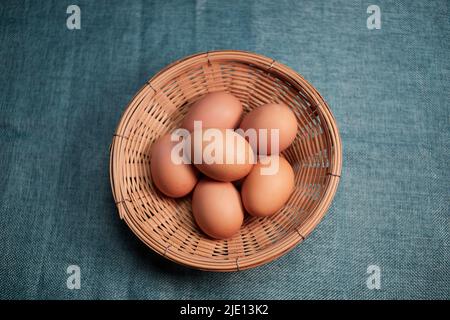 Hühnereier im Weidenkorb Stockfoto
