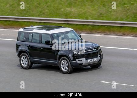 2021 schwarz Land Rover Defender S D MHEV Auto HSE Diesel Hybrid 2997cc 8-Gang-Automatik; unterwegs auf der M61 Motorway, Manchester, Großbritannien Stockfoto