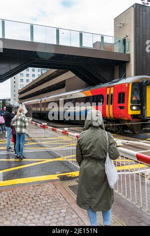 East Midlands Railway Regional zwei Auto Diesel-Zug unter Fußgängerbrücke High Street Lincoln City 2022 Stockfoto