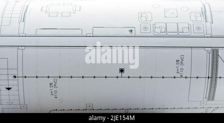 Alle planos de arquitectura enrollados y abiertos sobre una mesa Stockfoto