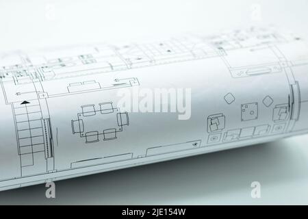 Alle planos de arquitectura enrollados y abiertos sobre una mesa Stockfoto
