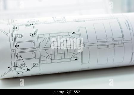 Alle planos de arquitectura enrollados y abiertos sobre una mesa Stockfoto