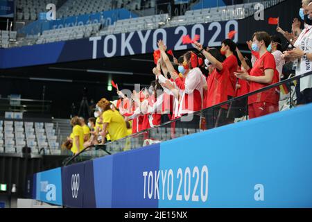 31.. JULI 2021 - TOKIO, JAPAN: Die Delegation der Chineesen feuert ihr Team während des Finales des Medley-Staffelzuchtschwehens mit 4x100 m Schwimmen bei den Olympischen Spielen 2020 in Tokio an Stockfoto