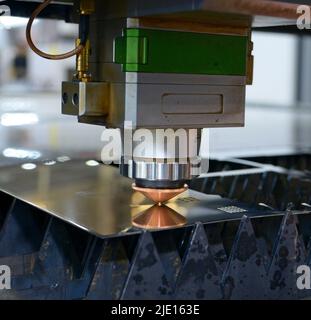 Lasermaschine schneidet Blech, Funken kommen. Stockfoto