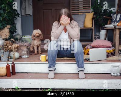 Ängstlich wütend Frau nicht in der Lage, Datenbank auf Laptop zugreifen, Passwort vergessen, mit schwachen WiFi-Signal. Eine wahnsinnig schockierte Arbeiterin verliert ihre Arbeit oder liest schlechte Nachrichten Stockfoto
