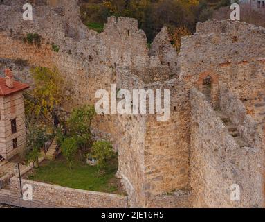 Alanya, türkei, Winterspaziergang am mittelmeer. Teil der Festungsmauer der alten Burg von Alanya Stockfoto