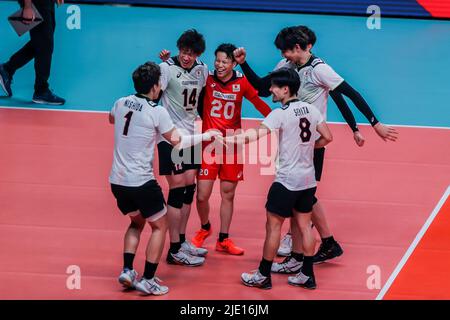 Quezon City. 24.. Juni 2022. Spieler aus Japan feiern nach dem Tor beim FIVB Volleyball Nations League Men's Pool 3 Spiel zwischen Japan und Italien am 24. Juni 2022 in Quezon City, Philippinen. Quelle: Rouelle Umali/Xinhua/Alamy Live News Stockfoto