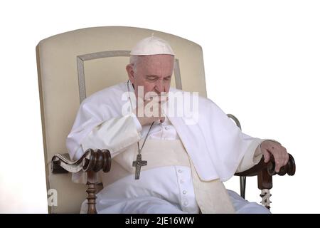 Vatikanstadt, Vatikanstadt. 22.. Juni 2022. Papst Franziskus bei einer wöchentlichen Generalaudienz auf dem Petersplatz am 22. Juni 2022 Quelle: dpa/Alamy Live News Stockfoto