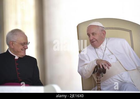 Vatikanstadt, Vatikanstadt. 22.. Juni 2022. Papst Franziskus bei einer wöchentlichen Generalaudienz auf dem Petersplatz am 22. Juni 2022 Quelle: dpa/Alamy Live News Stockfoto