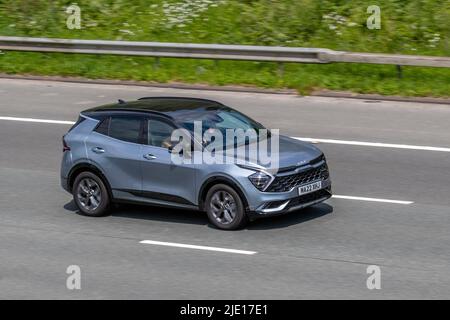 2022 Silber KIA Sportage GT-ln HEV 4x4 A T0Gdi 226 S/C HEV Auto Hybrid Electric SUV 1598 ccm; Fahrt auf der Autobahn M61, Manchester, Großbritannien Stockfoto