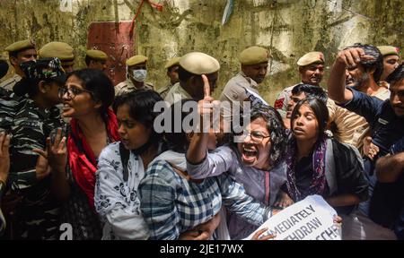 Neu Delhi, Neu Delhi, Indien. 24.. Juni 2022. Studentische Aktivisten von Krantikari Yuva Sangathan (KYS) protestieren vor Jantar Mantar gegen das neu eingeführte Regierungsprogramm Agnipath. Der Agnipath ist ein leistungsbasiertes Rekrutierungsprogramm für Soldaten, Flieger und Matrosen. Das Programm bietet den Jugendlichen die Möglichkeit, vier Jahre lang in den regulären Kadern der Streitkräfte zu arbeiten. (Bild: © Kabir Jhangiani/Pacific Press via ZUMA Press Wire) Stockfoto