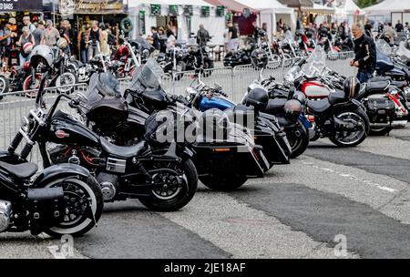 Hamburg, Deutschland. 24.. Juni 2022. Unzählige Motorräder sind auf dem Harley Days Event-Gelände geparkt. Europas größtes innerstädtischer Biker-Treffen feiert den Auftakt. Quelle: Axel Heimken/dpa/Alamy Live News Stockfoto