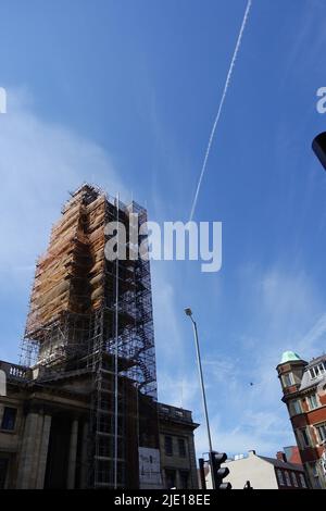 Ein Blick vom Erdgeschoss auf die Guildhall, Hull, Großbritannien, unterstreicht die Reparatur und Renovierung Stockfoto