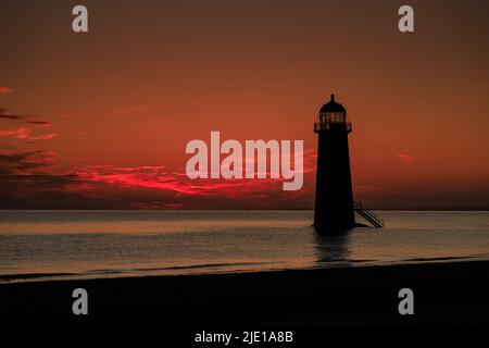 Sonnenaufgang über dem Leuchtturm von Talacre an der Küste von Nordwales Stockfoto