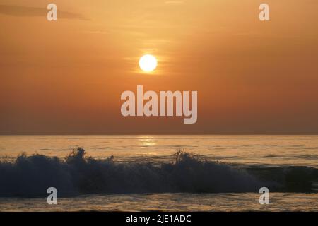 Sonnenuntergang über dem Atlantik in Frankreich Stockfoto