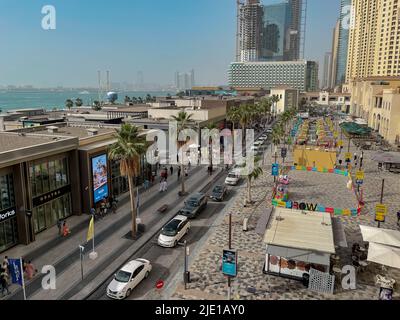 Hoher Blick auf Dubai Waterfront Complex, Einzelhandelsgeschäfte, Restaurants und Sandstrand im Sommer | The Beach at Jumeirah Beach Residence Stockfoto