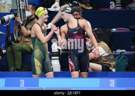 31.. JULI 2021 - TOKIO, JAPAN: Phoebe Bacon aus den Vereinigten Staaten gratuliert Kaylee McKeown aus Australien zum Gewinn des Backstro der Schwimmerinnen 200m Stockfoto