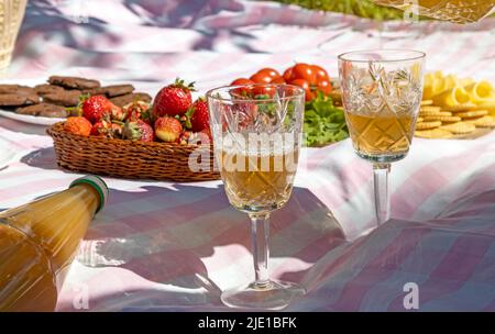 Romantisches Date, Picknick im Park. Zwei Gläser gefüllt mit Weißwein. Stockfoto