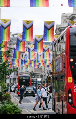 Regent Street, London, Großbritannien. 24.. Juni 2022. Pride-Flaggen auf der Londoner Regent Street. Quelle: Matthew Chattle/Alamy Lve News Stockfoto