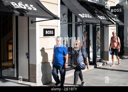 Madrid, Spanien. 24.. Juni 2022. Fußgänger kommen am Logo der deutschen Bekleidungsmarke Hugo Boss in Spanien vorbei. (Foto: Xavi Lopez/Sopa Images/Sipa USA) Quelle: SIPA USA/Alamy Live News Stockfoto