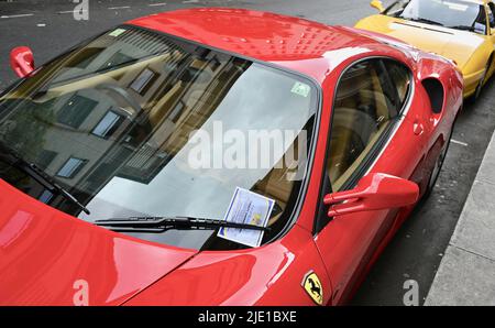 London, Großbritannien. 24.. Juni 2022. Eine Reihe von Ferraris und Lamborghinis, die vor dem Mayflower Hotel in der Stratton Street, Mayfair, geparkt waren, erregten große Aufmerksamkeit von der Öffentlichkeit und einem Parkwächter der City of Westminster gleichermaßen. Die Supersportwagen wurden prompt ausgestellt, aber man geht davon aus, dass es den Besitzer nicht am Tag verderben wird! Kredit: michael melia/Alamy Live Nachrichten Stockfoto