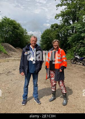 Garmisch Partenkirchen, Deutschland. 24.. Juni 2022. Elisabeth Koch (CSU), Bürgermeisterin von Garmisch-Partenkirchen, steht neben Wolfgang Tilgner vom Bezirksverwaltungsamt Garmisch-Partenkirchen auf dem Gelände des Protestlagers der G7 Gegner. Im Hintergrund Motorräder des Motorradclubs Kuhle Wampe, der beim Aufbau des Camps mithilft. Zwei Tage vor Beginn des Gipfeltreffens G7 auf Schloss Elmau bei Garmisch-Partenkirchen ziehen auch Kritiker des Treffens in ihr Quartier. Quelle: Sabine Dobel/dpa/Alamy Live News Stockfoto