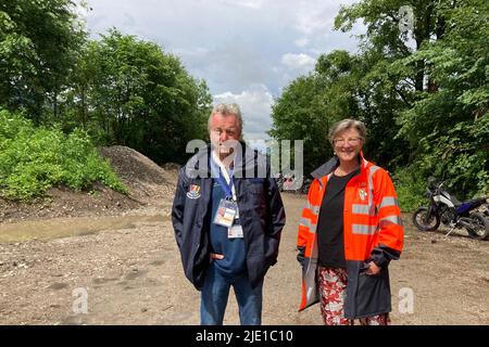 Garmisch Partenkirchen, Deutschland. 24.. Juni 2022. Elisabeth Koch (CSU), Bürgermeisterin von Garmisch-Partenkirchen, steht neben Wolfgang Tilgner vom Bezirksverwaltungsamt Garmisch-Partenkirchen auf dem Gelände des Protestlagers der G7 Gegner. Zwei Tage vor Beginn des Gipfeltreffens G7 auf Schloss Elmau bei Garmisch-Partenkirchen ziehen auch Kritiker des Treffens in ihr Quartier. Quelle: Sabine Dobel/dpa/Alamy Live News Stockfoto