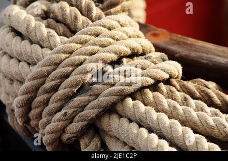 Seile Detail der Festmacherseile im Schiff. Stockfoto