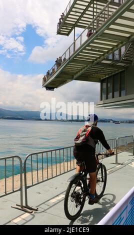 Radfahrer, die an einem sonnigen Morgen den Paseo Maritimo de Santander Cantabria Spanien entlang fahren, vorbei am Centro Botin Kunstzentrum Stockfoto