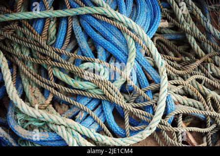 Die von den Fischern in Fisherman's Beach, Punta del Diablo, Rocha, Uruguay verwendeten Seile. Stockfoto