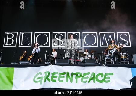 Glastonbury, Großbritannien. 24.. Juni 2022. VEREINIGTES KÖNIGREICH. Freitag, 24. Juni 2022. Blossoms tritt auf der anderen Bühne während des Glastonbury Festival Worthy Farm auf. Bild nach Kredit: Julie Edwards/Alamy Live News Stockfoto