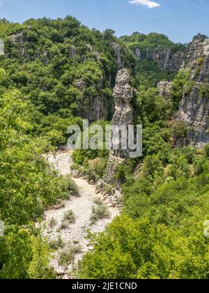 Trockener Flussbett im oberen Bereich der Vikos-Schlucht im späten Frühjahr in der Nähe des Dorfes Kipi in Zagori Nordgriechenland Stockfoto