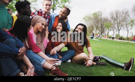 Gruppe von jungen multirassischen Freunden, die Spaß zusammen im Park - Freundschaft und Vielfalt Konzept Stockfoto