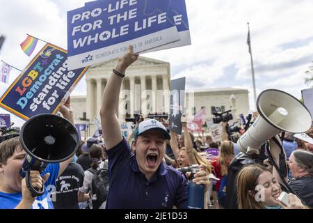 Washington, Usa. 24.. Juni 2022. Pro Life-Anhänger jubeln am Freitag, den 24. Juni 2022, vor dem Obersten Gerichtshof der USA in Washington, DC an. Der Oberste Gerichtshof hob Roe vs Wade mit einer Abstimmung von 6-3 auf, wodurch das verfassungsmäßige Recht auf Abtreibung nach 50 Jahren nach der Entscheidung beseitigt wurde. Foto von Tasos Katopodis/UPI Credit: UPI/Alamy Live News Stockfoto