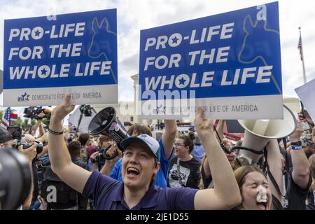 Washington, Usa. 24.. Juni 2022. Pro Life-Anhänger jubeln am Freitag, den 24. Juni 2022, vor dem Obersten Gerichtshof der USA in Washington, DC an. Der Oberste Gerichtshof hob Roe vs Wade mit einer Abstimmung von 6-3 auf, wodurch das verfassungsmäßige Recht auf Abtreibung nach 50 Jahren nach der Entscheidung beseitigt wurde. Foto von Tasos Katopodis/UPI Credit: UPI/Alamy Live News Stockfoto