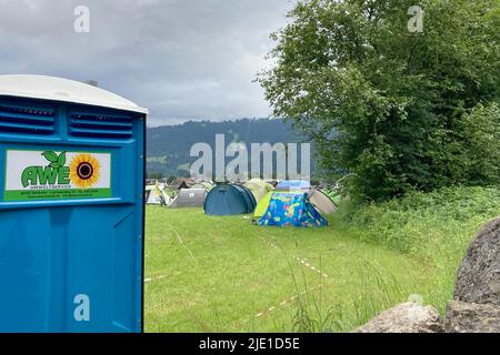 Garmisch Partenkirchen, Deutschland. 24.. Juni 2022. Die ersten Zelte werden auf dem Gelände des Protestlagers der G7 Gegner errichtet. Zwei Tage vor Beginn des Gipfeltreffens G7 auf Schloss Elmau bei Garmisch-Partenkirchen ziehen auch Kritiker des Treffens in ihr Quartier. Quelle: Sabine Dobel/dpa/Alamy Live News Stockfoto