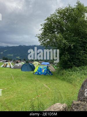 Garmisch Partenkirchen, Deutschland. 24.. Juni 2022. Die ersten Zelte werden auf dem Gelände des Protestlagers der G7 Gegner errichtet. Zwei Tage vor Beginn des Gipfeltreffens G7 auf Schloss Elmau bei Garmisch-Partenkirchen ziehen auch Kritiker des Treffens in ihr Quartier. Quelle: Sabine Dobel/dpa/Alamy Live News Stockfoto