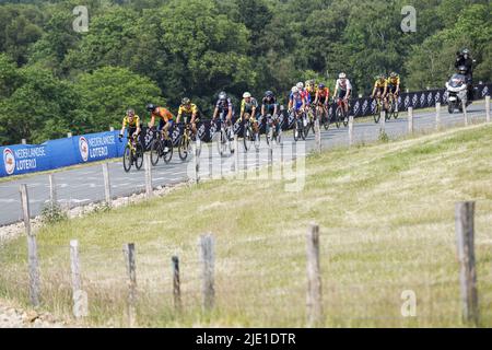 Drenthe, Niederlande. 24.. Juni 2022. EMMEN - Radfahrer im Einsatz während der Nationalen Radmeisterschaften in Drenthe. ANP BAS CZERWINSKIA Credit: ANP/Alamy Live News Stockfoto