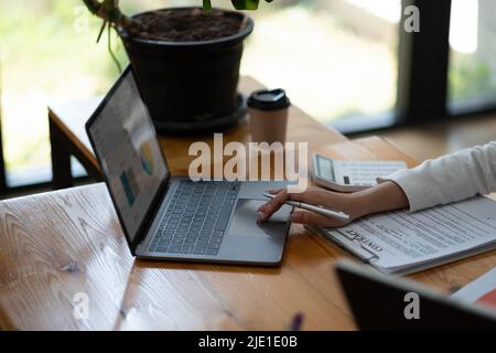 Nahaufnahme Geschäft asiatische Frau im Büro arbeiten Computer mit Kopierer Platz. Unternehmer Menschen kmu freiberuflich Online-Marketing E-Commerce Stockfoto