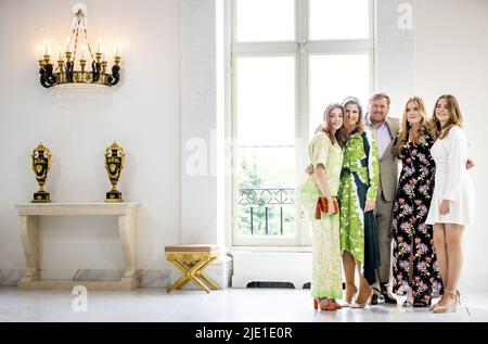 2022-06-24 14:04:13 DEN HAAG - Prinzessin Alexia, Königin Maxima, König Willem-Alexander, Prinzessin Amalia und Prinzessin Ariane während der Fotositzung der königlichen Familie am Noordeinde Palast. Von nun an finden die Fotosessions nicht mehr nur kurz vor dem Urlaub der königlichen Familie statt, sondern zu Zeiten, in denen die ganze Familie anwesend sein kann. ANP KOEN VAN WEEL niederlande Out - belgien Out Stockfoto