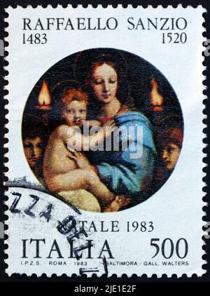 ITALIEN - UM 1983: Eine in Italien gedruckte Briefmarke zeigt Madona von der Candelabra, Gemälde von Rafaello Sanzio, italienischer Maler, Weihnachten, um 1983 Stockfoto
