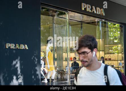 Madrid, Spanien. 10.. Juni 2022. Ein Fußgänger geht am italienischen Luxusmodeunternehmen Prada in Spanien vorbei. (Bild: © Xavi Lopez/SOPA Images via ZUMA Press Wire) Stockfoto