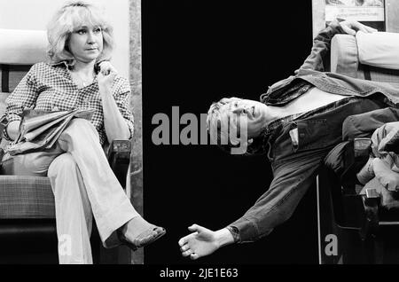 Felicity Kendal (Annie), Michael Thomas (Billy) in THE REAL THING von Tom Stoppard im Strand Theatre, London WC2 16/11/1982 Design: Carl Toms Beleuchtung: William Bundy Regie: Peter Wood Stockfoto