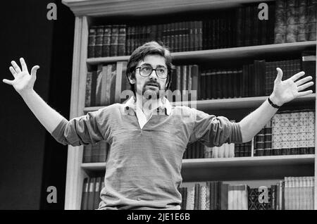 Roger Rees (Henry) in THE REAL THING von Tom Stoppard im Strand Theatre, London WC2 16/11/1982 Design: Carl Toms Beleuchtung: William Bundy Regie: Peter Wood Stockfoto