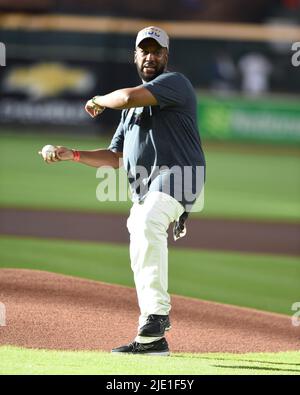 Austin Dexter Williams wirft die zeremonielle erste Seillänge, die die Pride Night beim MLB-Spiel zwischen den Houston Astros und den New York Mets repräsentiert Stockfoto