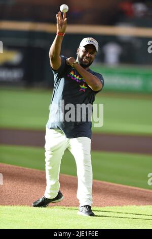 Austin Dexter Williams wirft die zeremonielle erste Seillänge, die die Pride Night beim MLB-Spiel zwischen den Houston Astros und den New York Mets repräsentiert Stockfoto