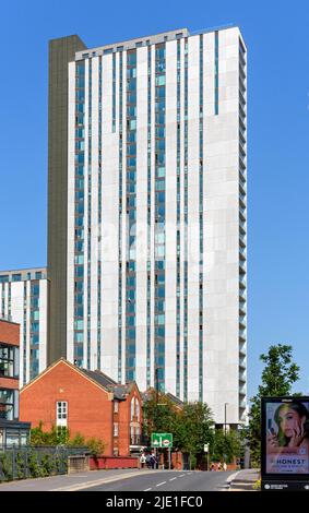 Der Oxygen Tower-Apartmentblock, von der Great Ancoats Street, Ancoats, Manchester, England, Großbritannien. Stockfoto