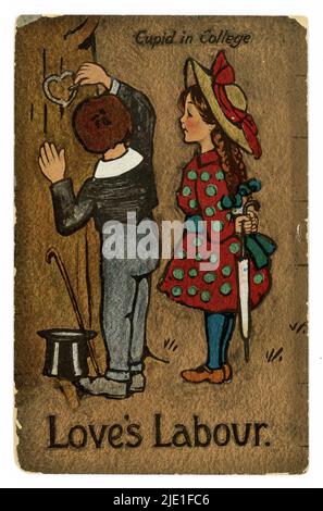Originale, charmante Postkarte aus der edwardianischen Zeit mit einem Jungen in Tam O'Shanter, einem Hut und einem süßen Mädchen in einem Strohhut. Der Junge schnitzt ein Liebesherz in einen Baum, während das Mädchen zusieht. Der Titel lautet „Cupid in College, Love's Labour“, könnte eine schöne Valentinskarte darstellen. Veröffentlicht/datiert im September 1911 Stockfoto