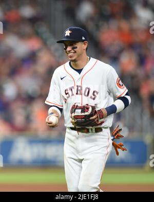 Houston Astros Shortstop Mauricio Duvon (14) lächelt nach einem Fliegenball, um die Spitze des achten Innings des MLB-Spiels zwischen den Houston zu beenden Stockfoto